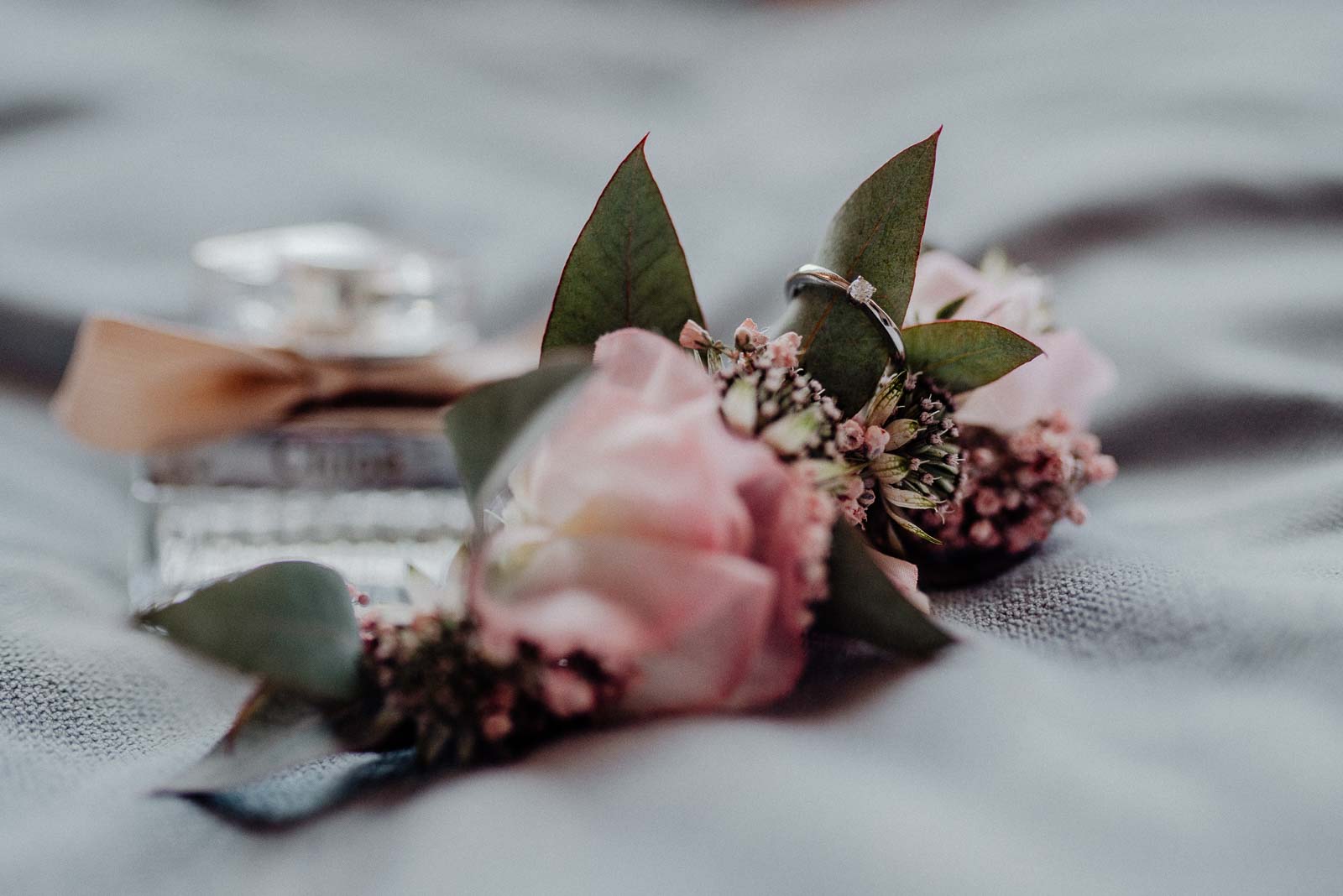 Parfum, Blumen und Ehering der Braut