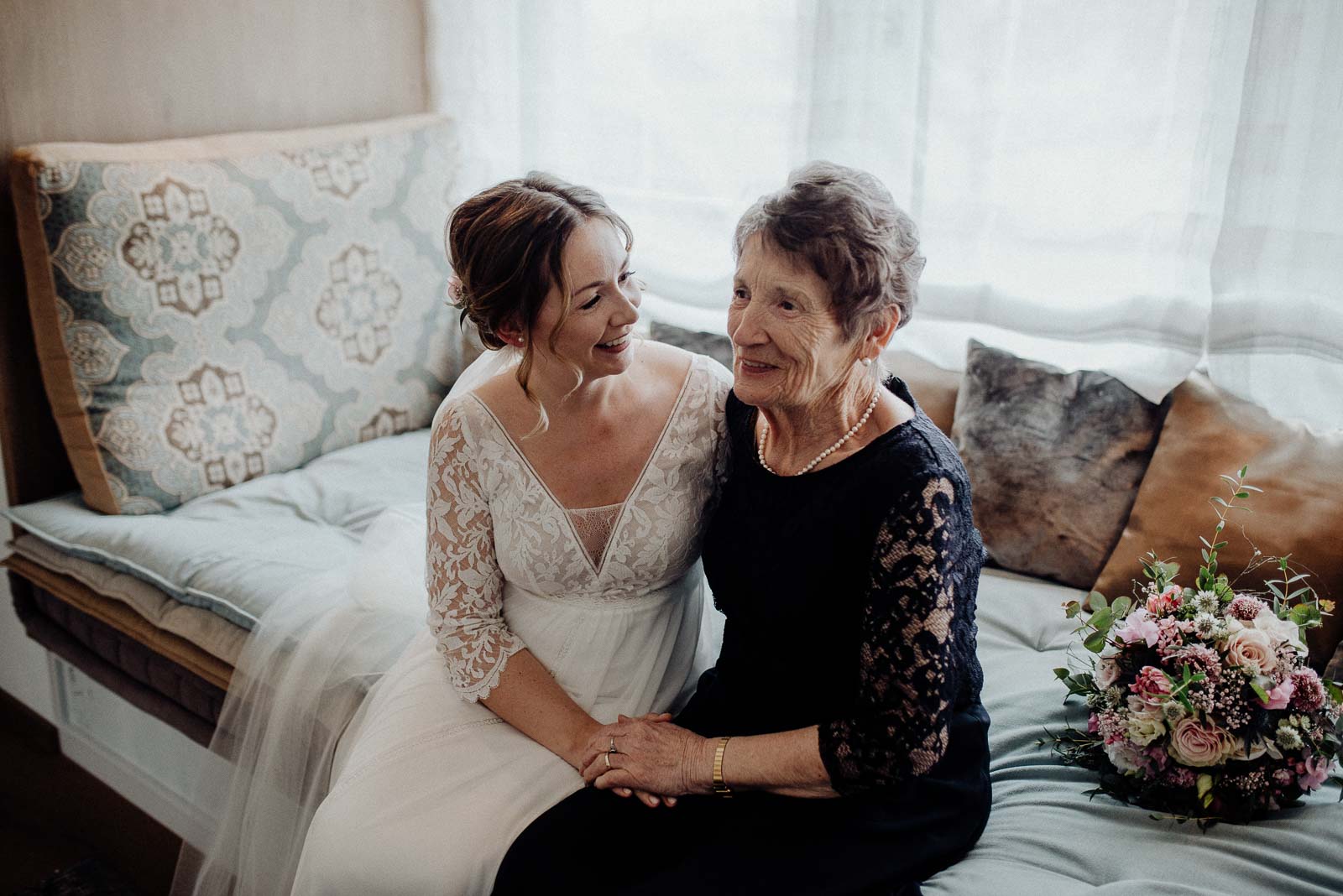 Braut und ihre Oma in einem innigen Moment