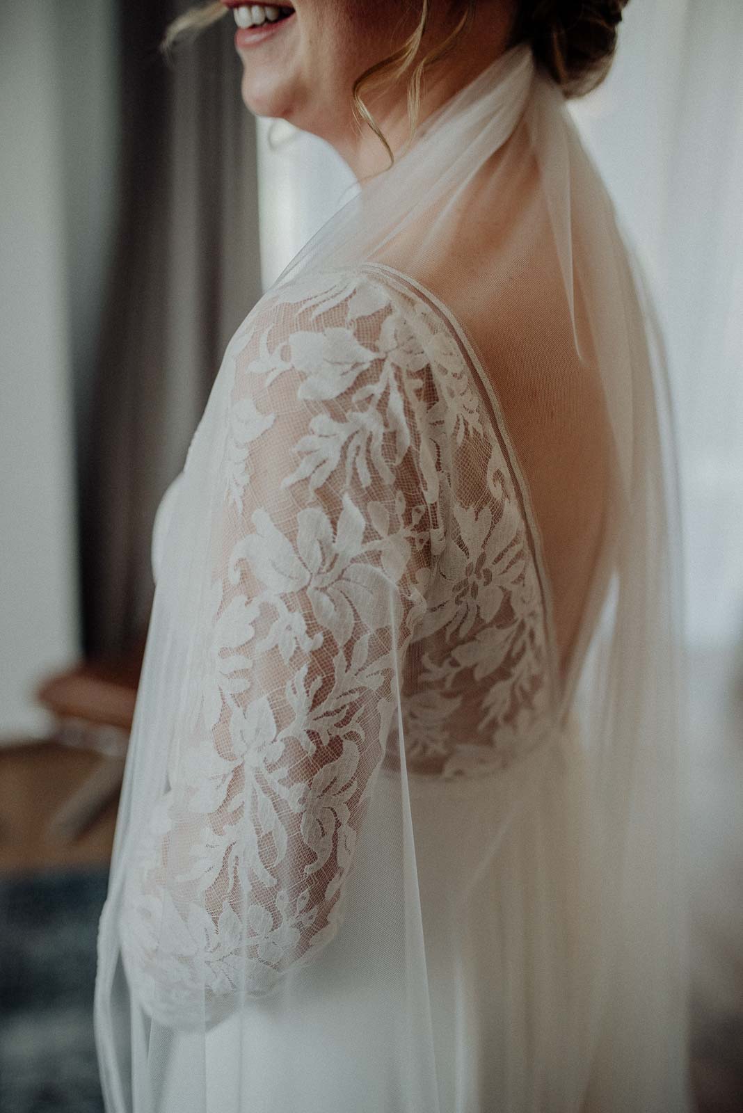 Wunderschöne Spitzendetails am Brautkleid