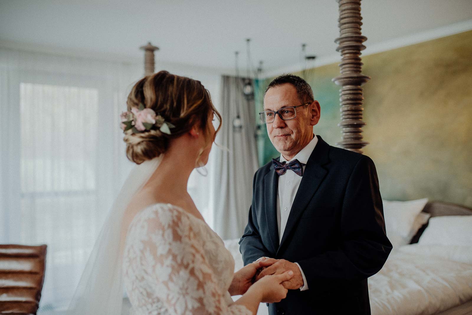 Der Brautvater sieht seine Tochter zum ersten Mal im Brautkleid