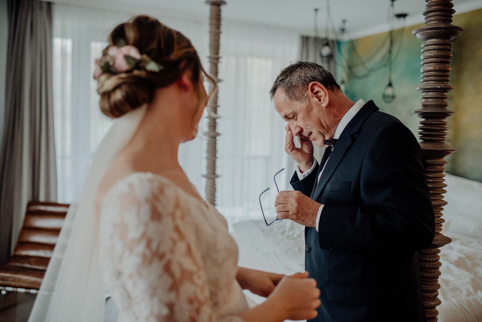 Der Brautvater sieht seine Tochter zum ersten Mal im Brautkleid und ist zu Tränen gerührt
