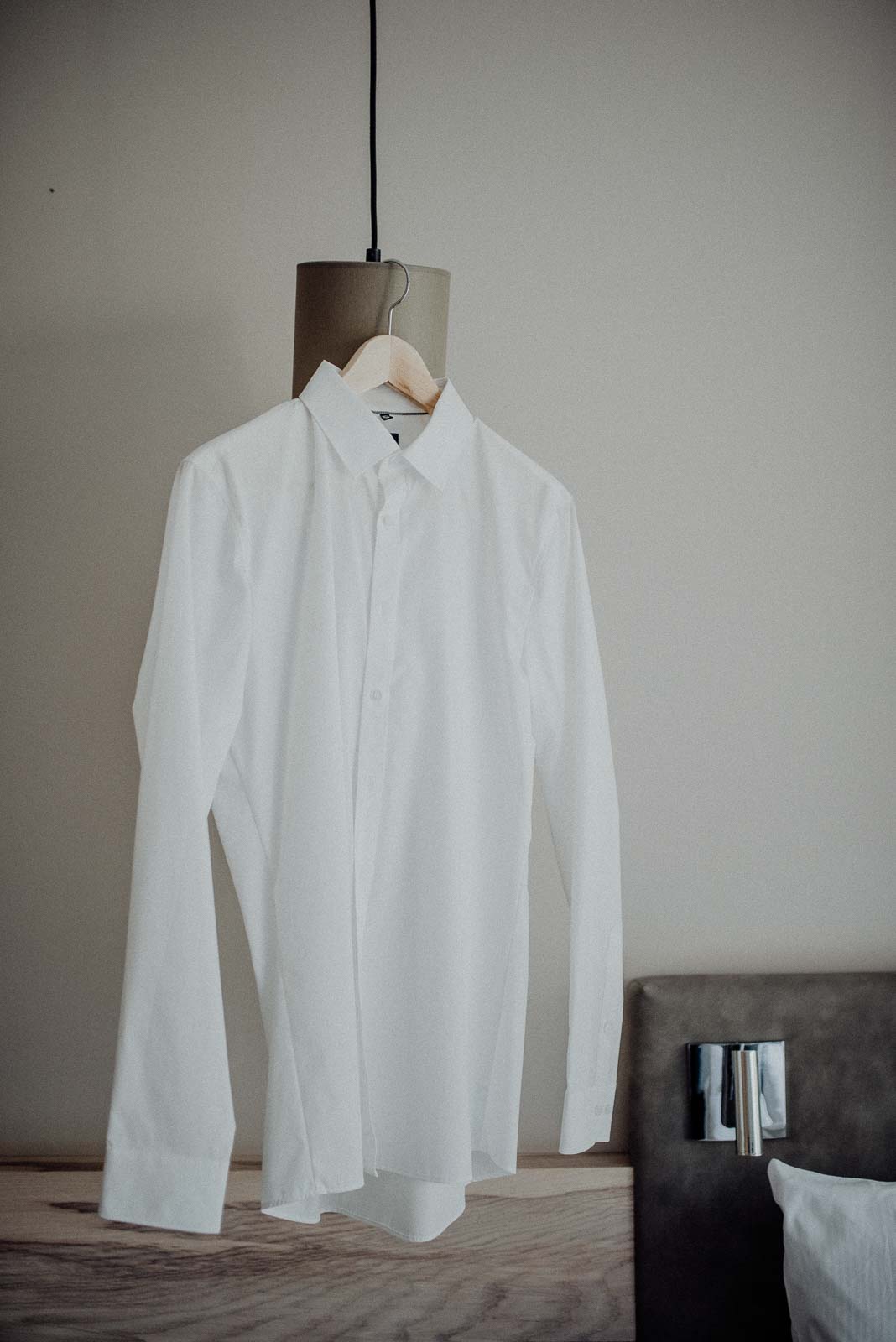 Das weiße Hemd des Bräutigams