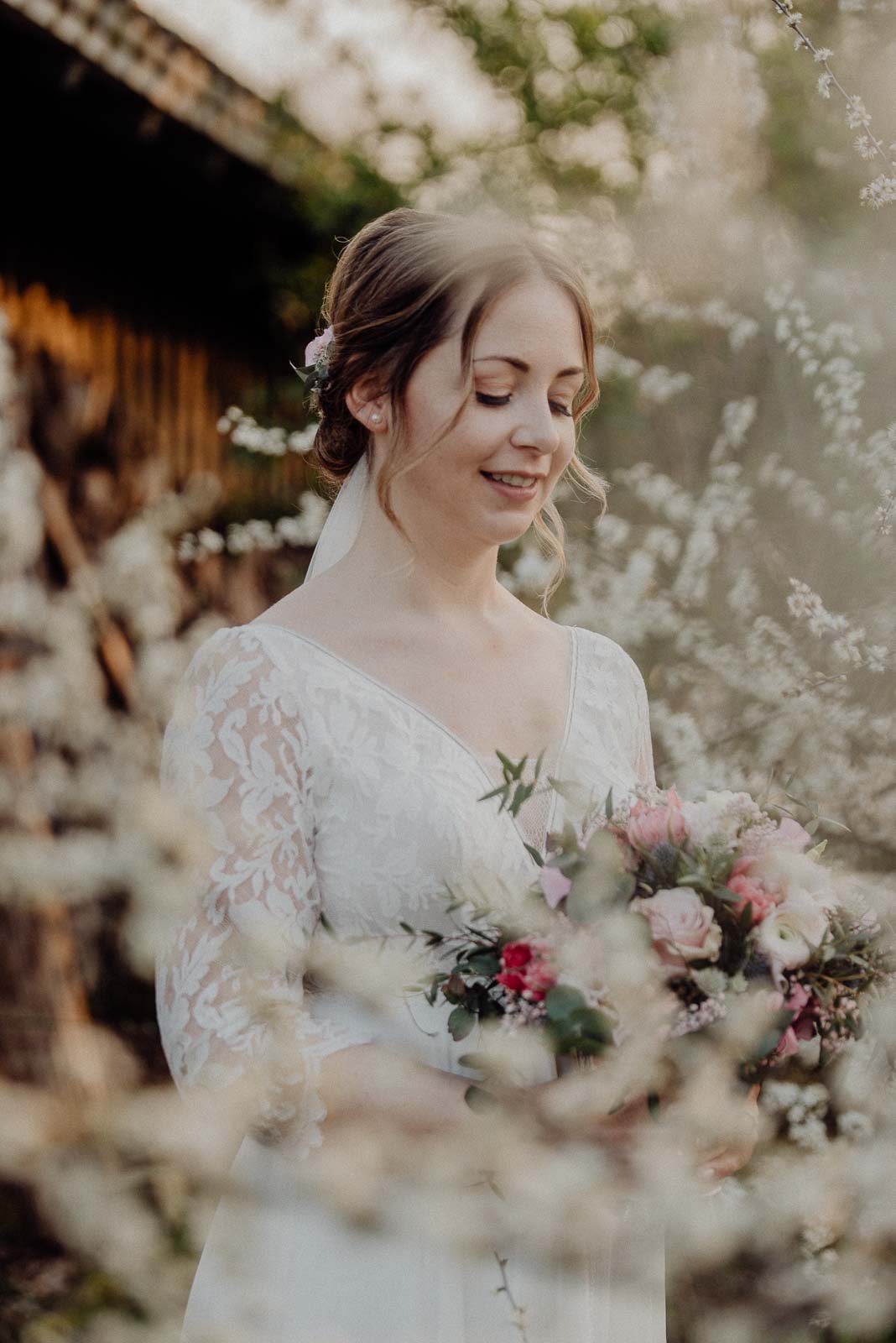 Wunderschöne Braut im Obstgarten des Landhotel Voshövel bei ihrer Hochzeit
