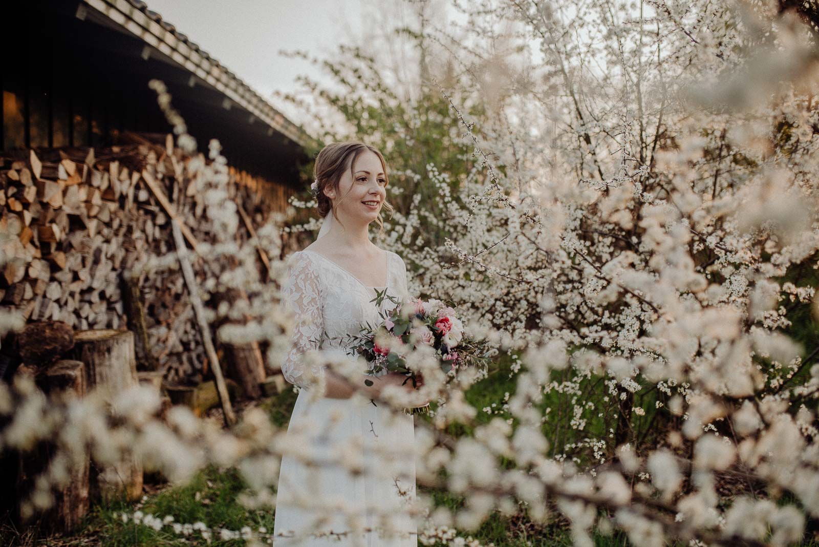 Wunderschöne Braut im Obstgarten des Landhotel Voshövel bei ihrer Hochzeit