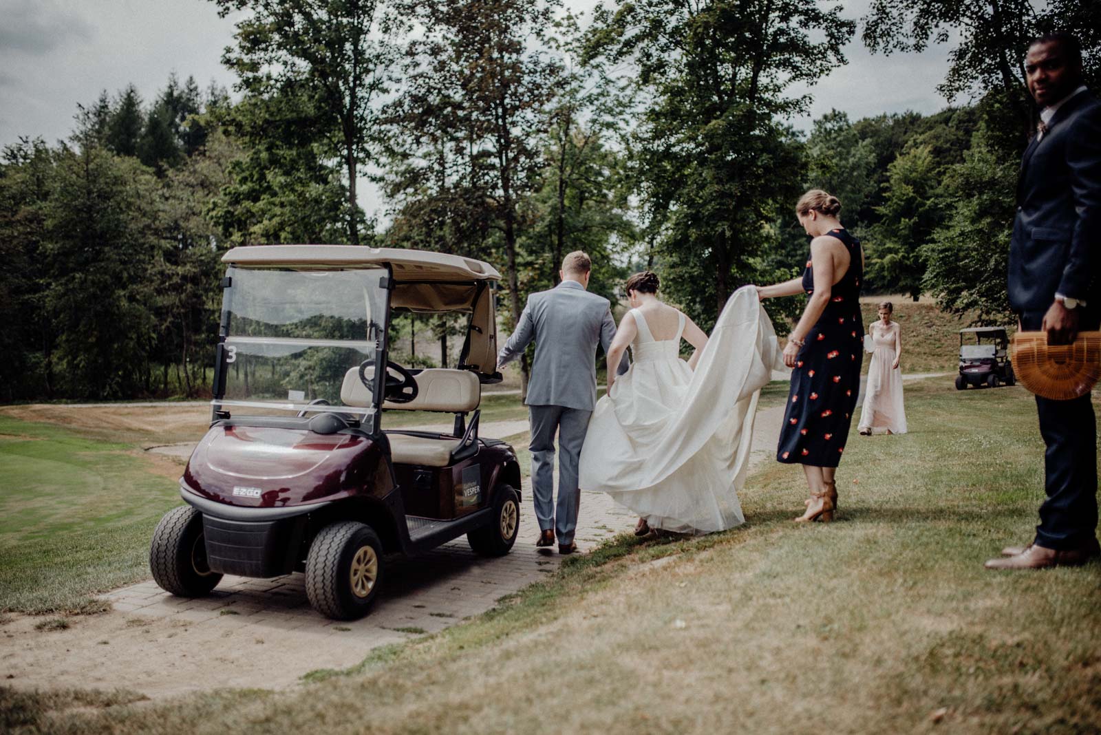 Das Brautpaar wird zum Golfcaddy geleitet