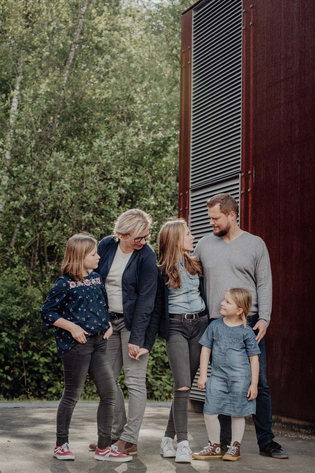 Familienfoto vor industrieller Kulisse in der Jahrhunderthalle Bochum.