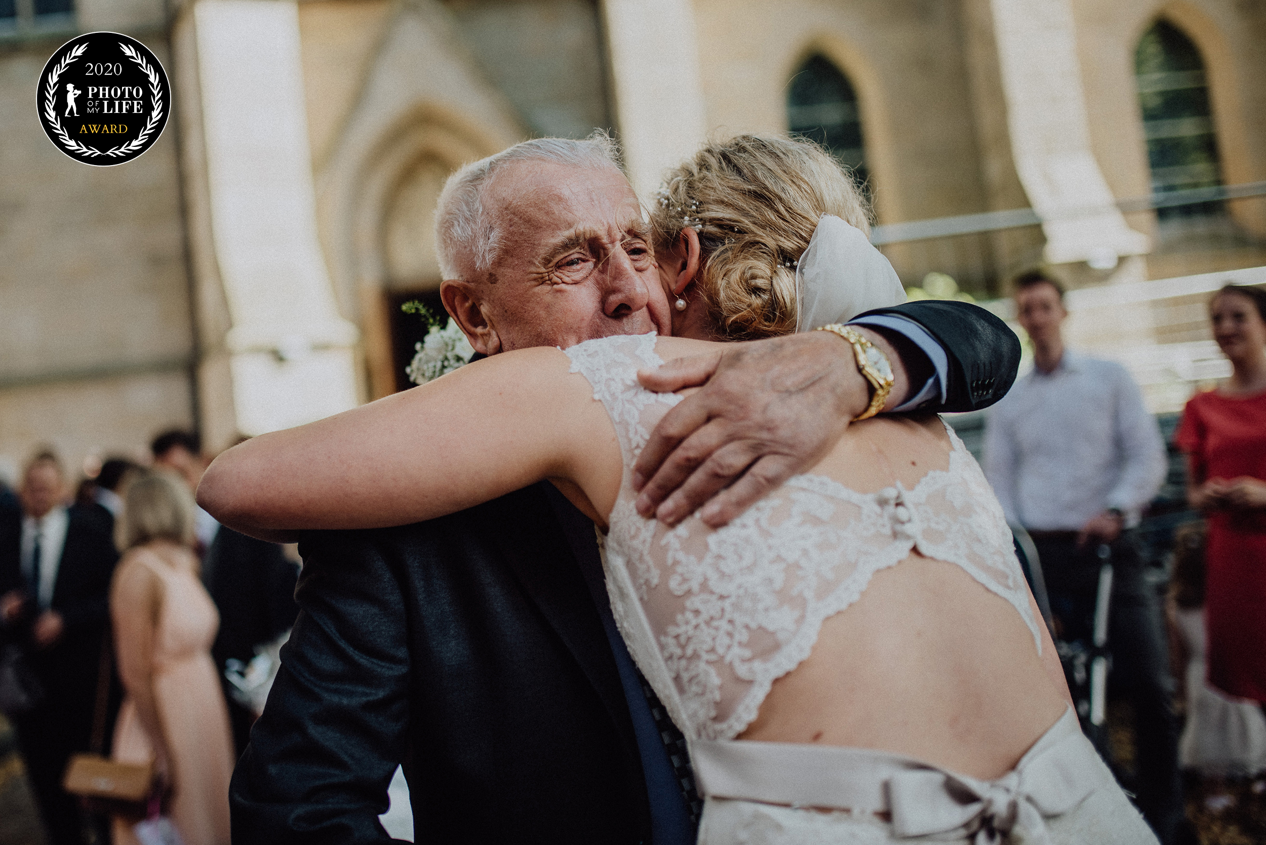 Wedding Award designparaplus für Foto auf dem Großvater seine Enkelin als Braut umarmt