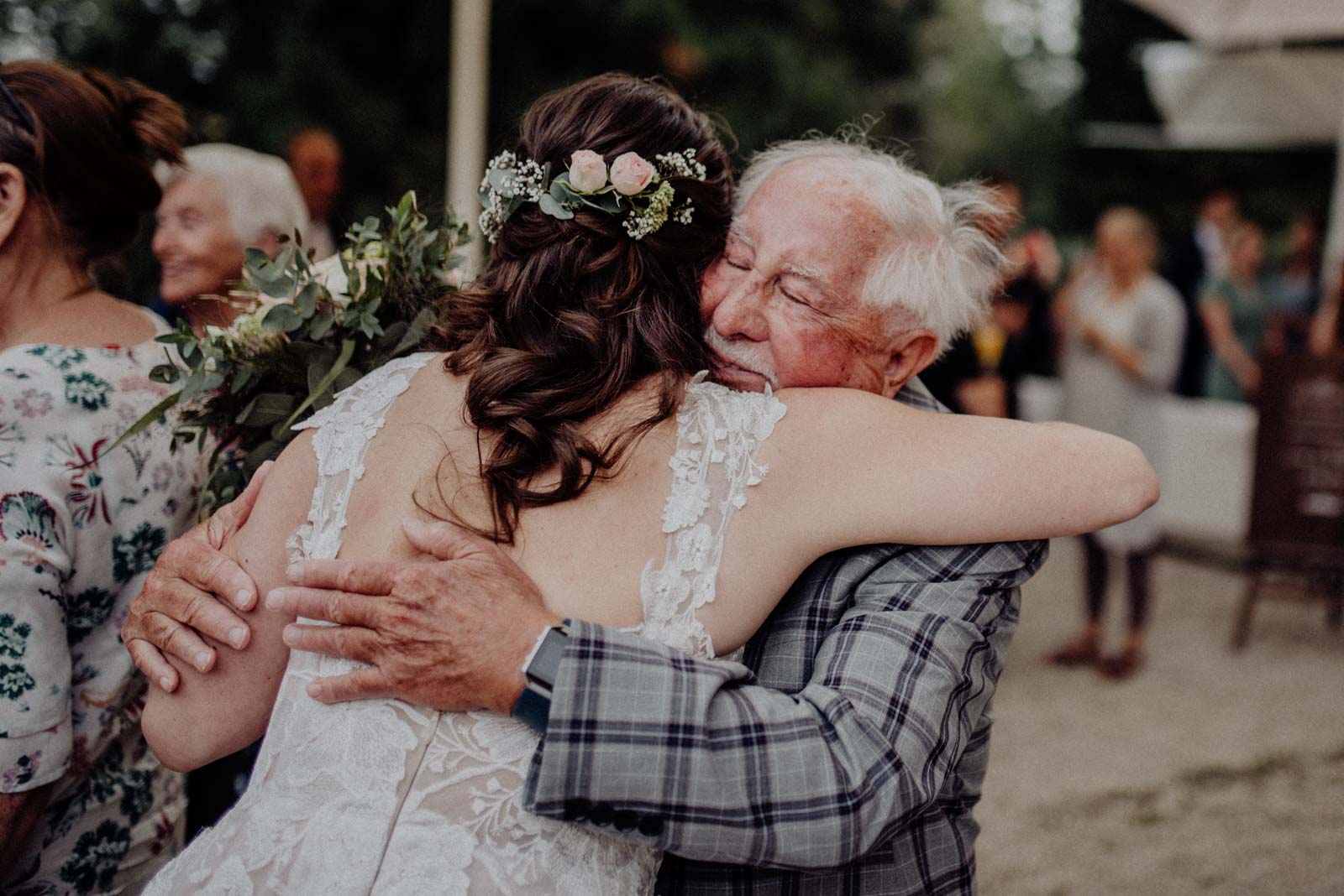 Opa gratuliert Enkeltochter zur Hochzeit